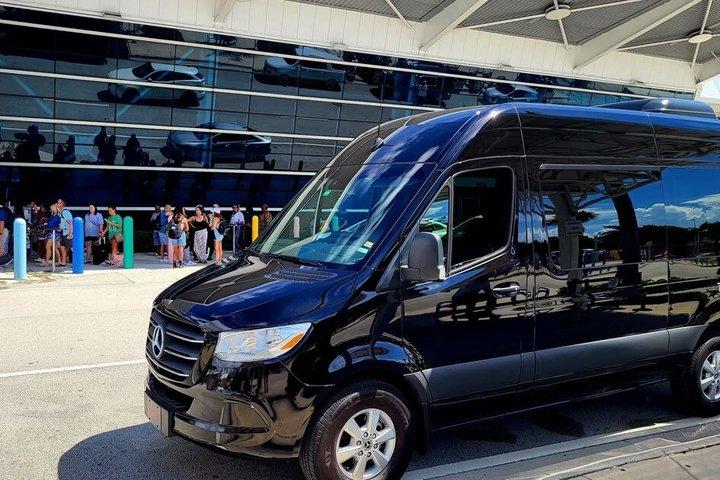 Traslado desde el Aeropuerto de Miami al Hotel o Puerto Miami. Hasta 11 pax.