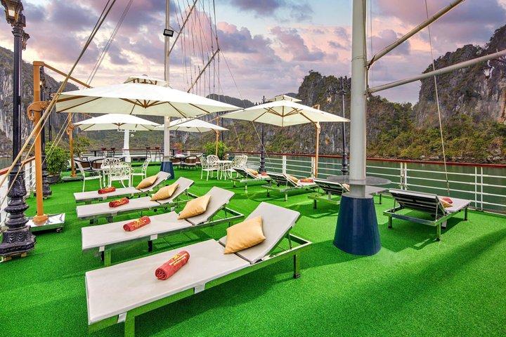 ハノイ：ハロン湾日帰りクルーズ（ランチ、ケーブ＆カヤック付き）