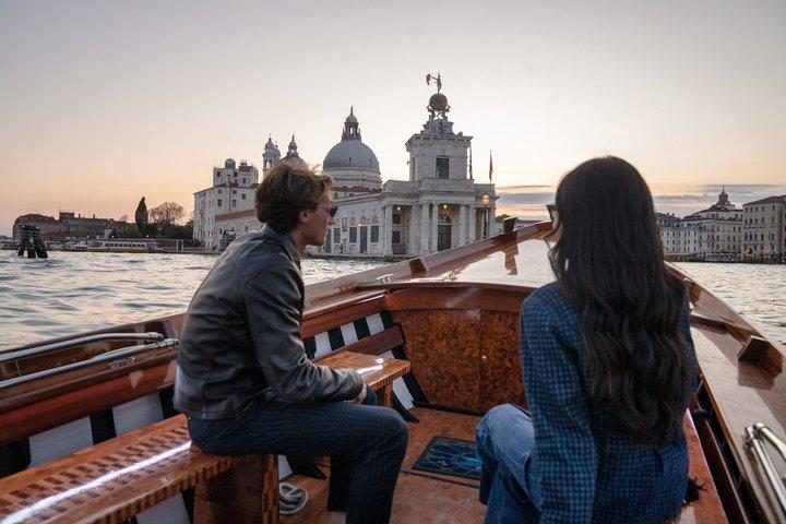 Crucero al atardecer en la laguna de Venecia