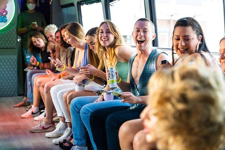 ドラァグ クイーンのホストとライブ パフォーマンスが楽しめるナッシュビル パーティー バス