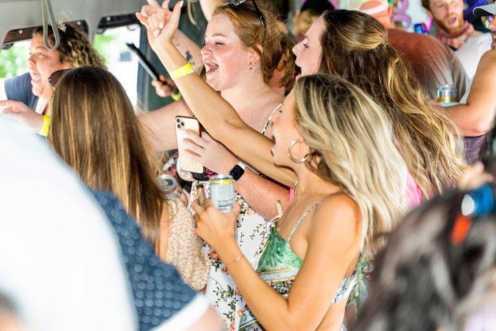 ドラァグ クイーンのホストとライブ パフォーマンスが楽しめるナッシュビル パーティー バス