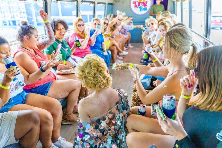 ドラァグ クイーンのホストとライブ パフォーマンスが楽しめるナッシュビル パーティー バス