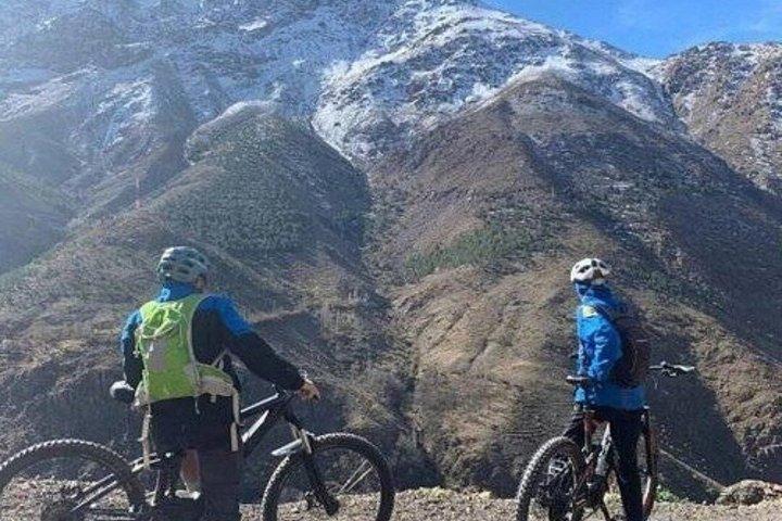 マラケシュからのランチ付きイムリル・アトラス山脈自転車ツアー