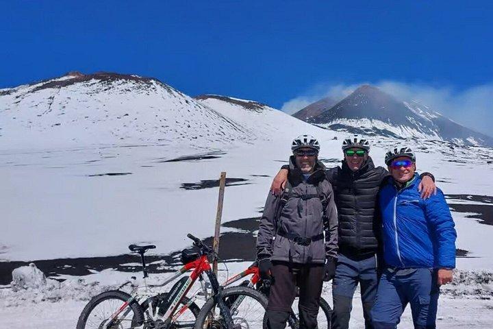 マラケシュからのランチ付きイムリル・アトラス山脈自転車ツアー