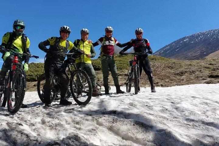 マラケシュからのランチ付きイムリル・アトラス山脈自転車ツアー