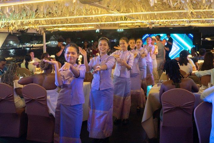 Chao Phraya Dinner Cruise: Buffet, underholdning og seværdigheder
