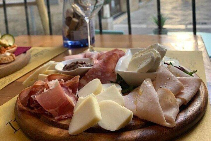 レッチェ旧市街での限定ワインテイスティング：4ラベル＆ローカル・バイト
