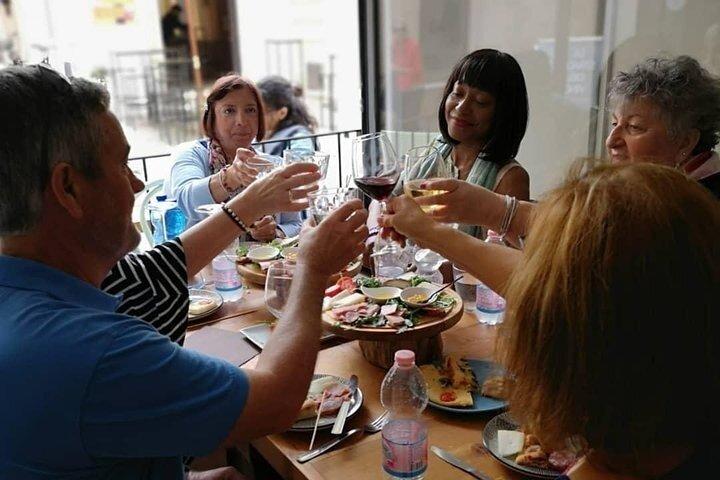 レッチェ旧市街での限定ワインテイスティング：4ラベル＆ローカル・バイト