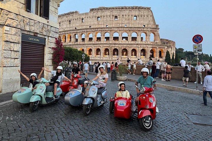ビンテージベスパサイドカーでのローマプライベートツアーセミプライベート1時間半