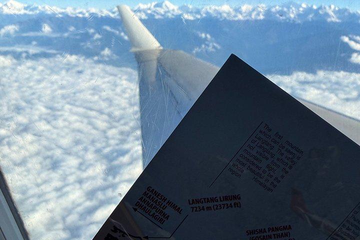 エベレスト観光遊覧飛行飛行機またはヘリコプター