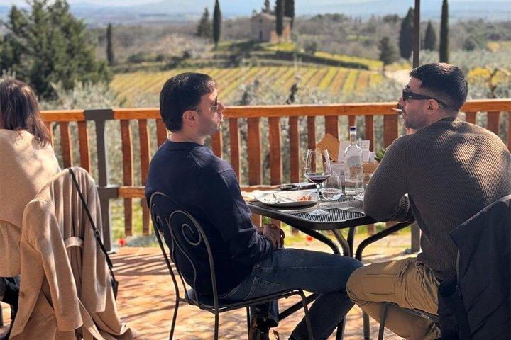 Degustação clássica de vinhos toscanos e produtos típicos.