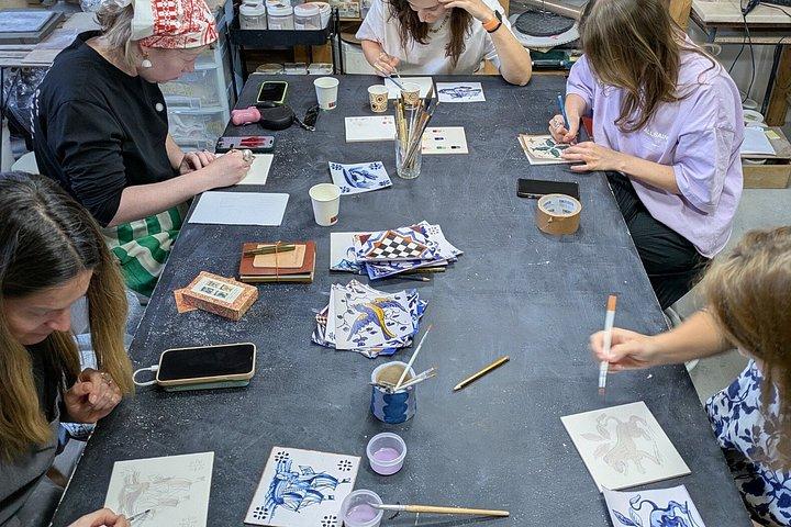 陶芸工房でポルト・アズレージョのタイルを塗装