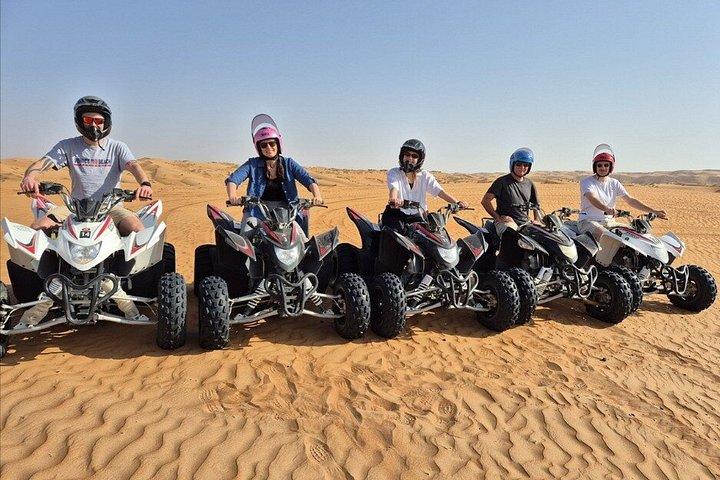 アクティビティ付きの7〜8時間のプライベート砂漠アドベンチャー旅行