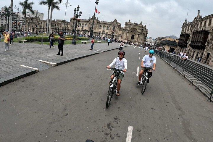 Lima Historic Centre from Miraflores by E bike 25km