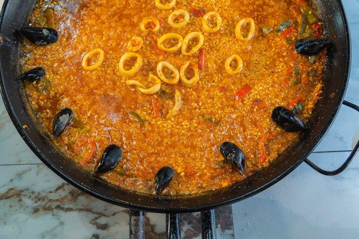 Aula de paella com vinho à vontade, churros e chocolate quente.