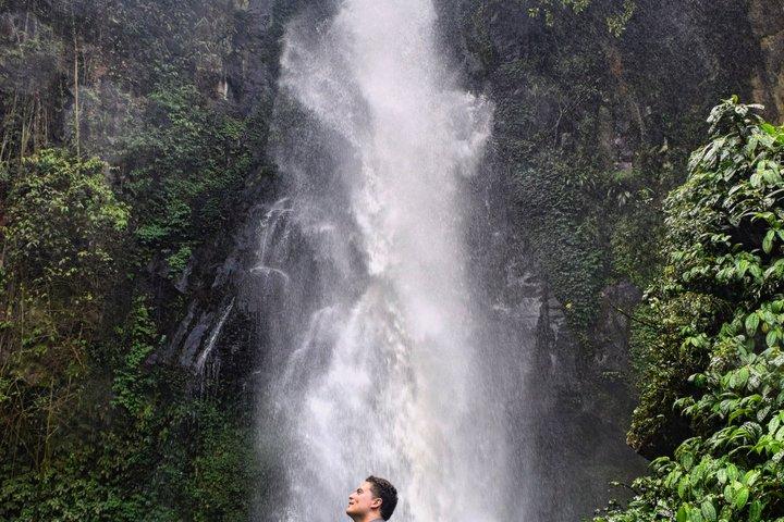 プライベートツアー：メダンからのKaro HighlandsとLake Toba