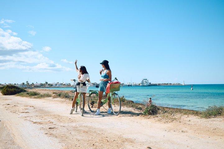 イビサからフォルメンテラへのオールインクルーシブボート&セルフガイド自転車ツアー