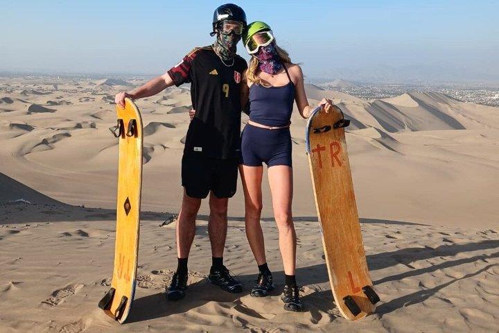 ワカチナでのクレイジーなバギー4x4と夕暮れ時のサンドボーディング