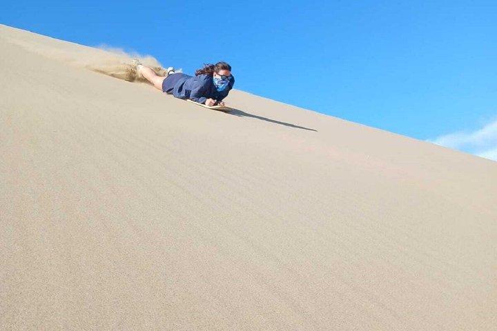ワカチナでのクレイジーなバギー4x4と夕暮れ時のサンドボーディング