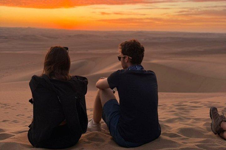 ワカチナでのクレイジーなバギー4x4と夕暮れ時のサンドボーディング