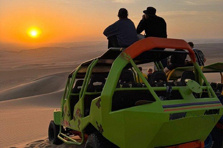 ワカチナでのクレイジーなバギー4x4と夕暮れ時のサンドボーディング