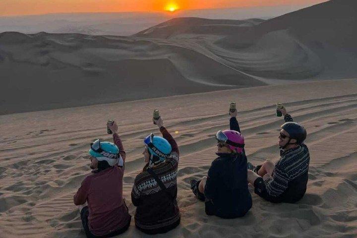ワカチナでのクレイジーなバギー4x4と夕暮れ時のサンドボーディング