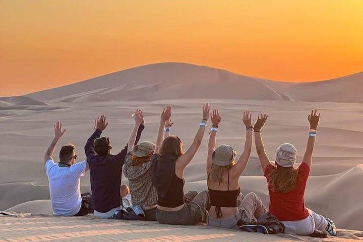 ワカチナでのクレイジーなバギー4x4と夕暮れ時のサンドボーディング