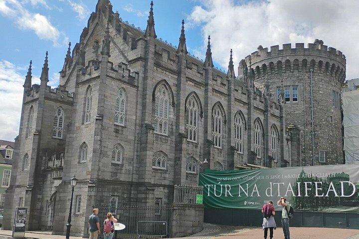 ダブリンの中世の城壁を歩くバイキングの歴史と地元の物語