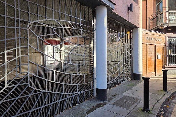 ダブリンの中世の城壁を歩くバイキングの歴史と地元の物語