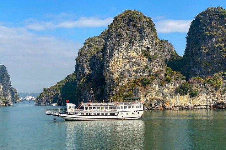 Hanoi : 2 - Dag Hidden Gems of Ha Long & Bai Tu Long på Renea Cruise