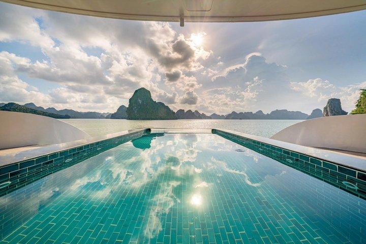 De Hanoi : Leona 5 - Star Luxury Ha Long Bay Cruise com almoço