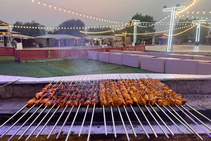 ドバイデザートサファリ4×4ピックアップドロップキャメルライドBBQ＆ライブショー