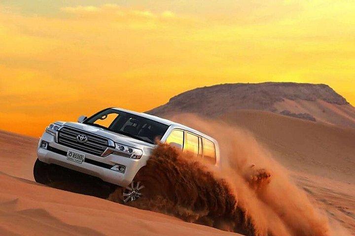ドバイデザートサファリ4×4ピックアップドロップキャメルライドBBQ＆ライブショー
