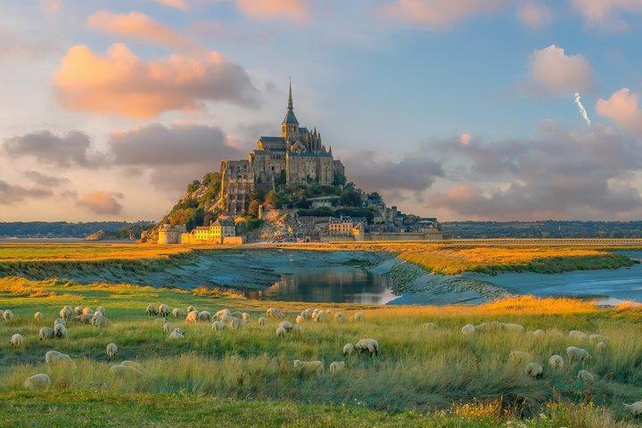 ユネスコ世界遺産：シェルブール発モンサンミッシェルガイドツアー