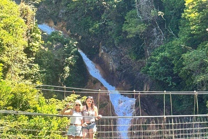 ナマケモノ観察、ミラバジェス火山、温泉、隠れた滝