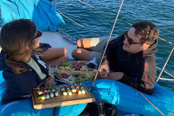 Lisbona: "Sunset" e "Day Tours" in barca, con bevande e musica.
