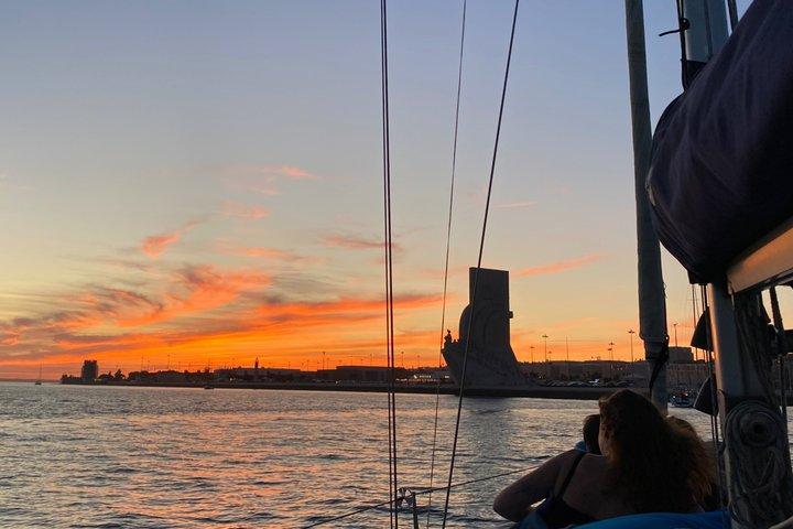 Lisbona: "Sunset" e "Day Tours" in barca, con bevande e musica.