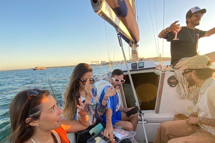 Lisbona: "Sunset" e "Day Tours" in barca, con bevande e musica.
