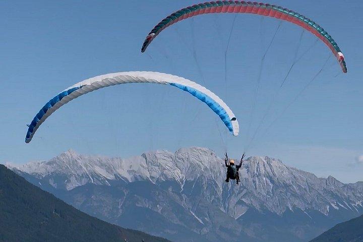 世界チャンピオンとチームとのタンデムパラグライディング、シュトゥーバイ渓谷