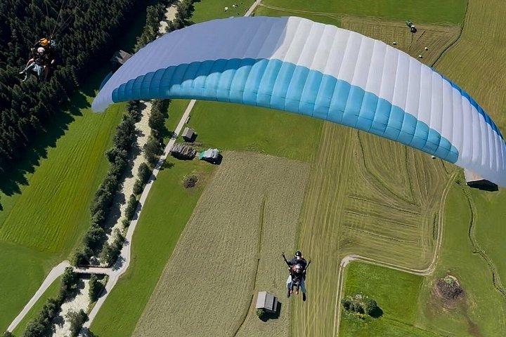 世界チャンピオンとチームとのタンデムパラグライディング、シュトゥーバイ渓谷