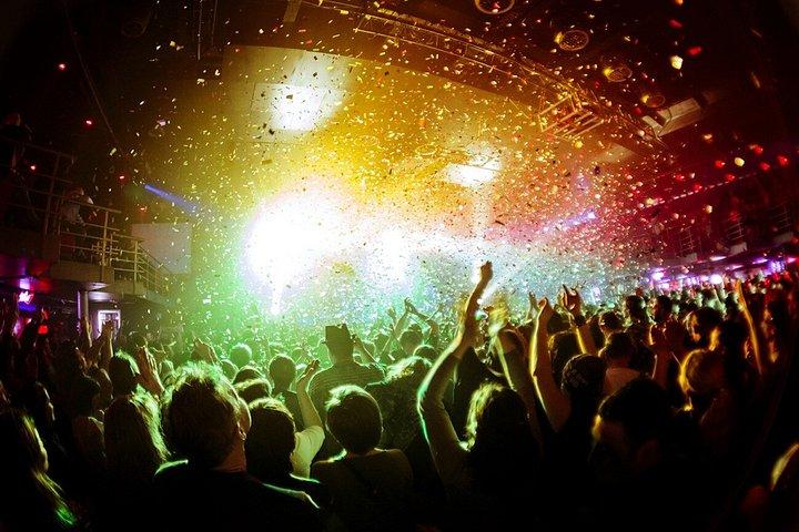 VIPナイトクラブ入場でバルセロナパブ巡り体験