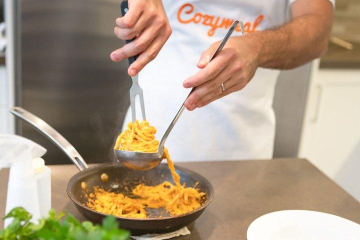 Classe de pasta e tiramisu em uma cozinha local de Bolonha (3 cursos)
