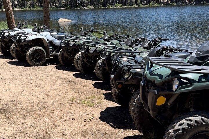 タホ湖ガイドATVツアーで隠れたアルペン湖へ