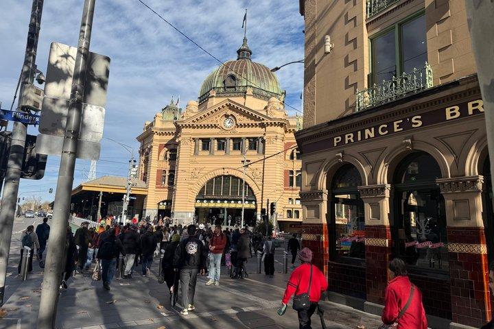 Small-Group Melbourne Walk and Drive Tour with Beach Boxes