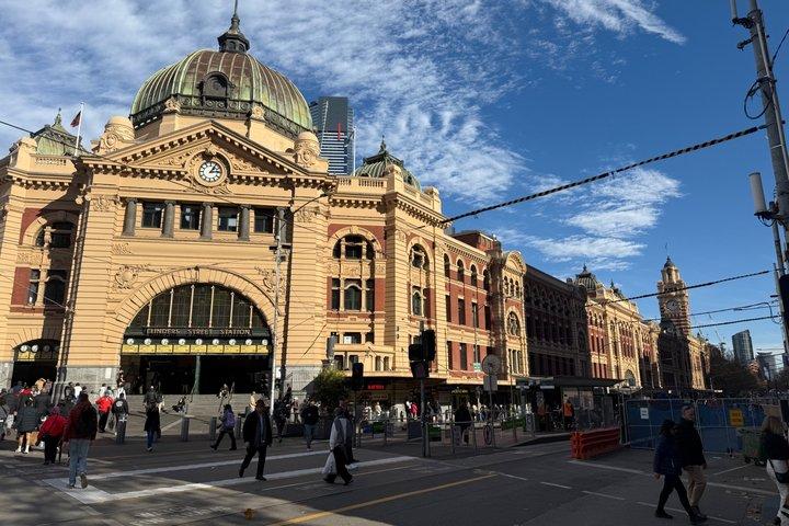 Small-Group Melbourne Walk and Drive Tour with Beach Boxes