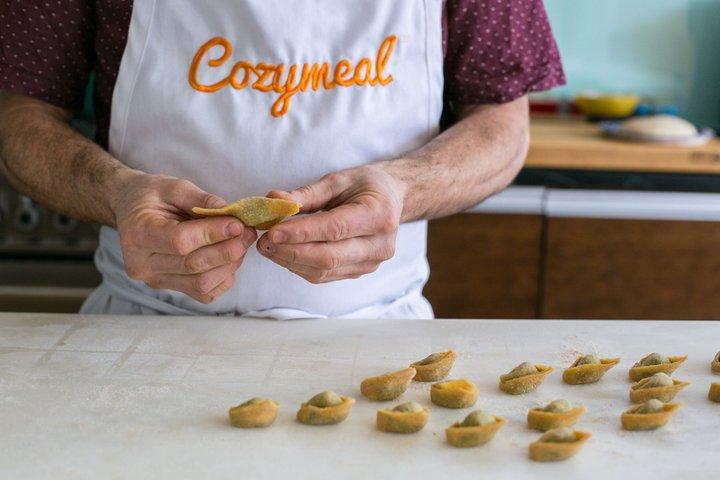 Classe de pasta e tiramisu em uma cozinha local de Bolonha (3 cursos)