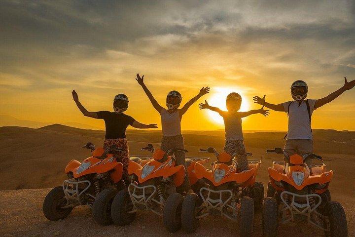 Spettacolo di cena al tramonto di Agafay da Marrakech con cammello e quad