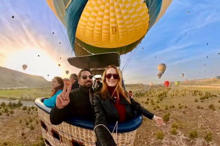 Vol en montgolfière en Cappadoce avec prise en charge, petit-déjeuner et champagne
