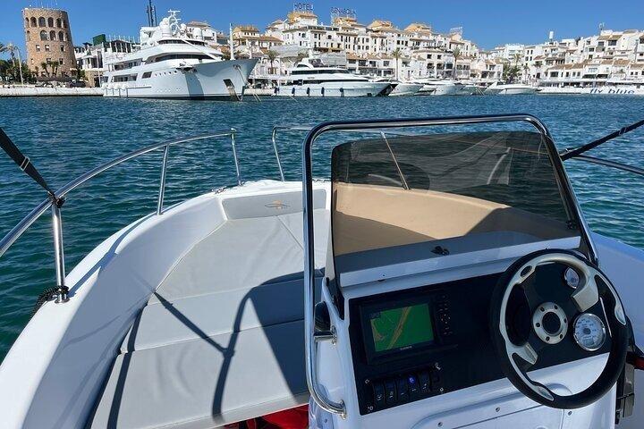 Alquiler de barcos en Marbella con avistamiento de delfines