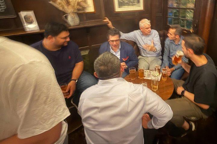 歴史あるロンドンのパブ。各バーでのビールと軽食付き